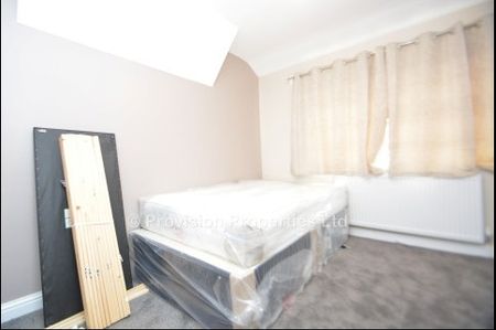6 Bedroom Student Properties in Leeds - Photo 3