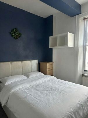Studio Flat, Castletown Road, W14 - Photo 1