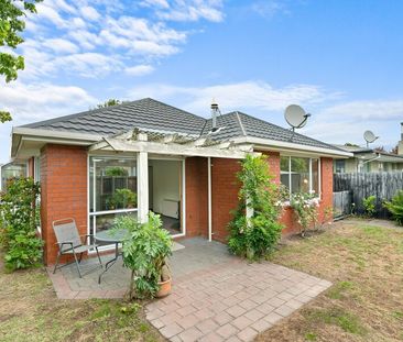 Spacious 2 Bedroom Home in Burnside! - Photo 5