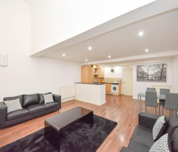 2 bedroom mews to rent - Photo 1