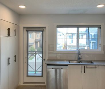 2 Bedroom + Den 2.5 Bathroom Townhouse in Uplands - SF251 - Photo 2