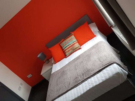 Shared House in the Town Centre Room 2 - Photo 2