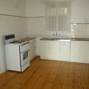 Neat 3-Bedroom Home in Convenient Royal Park Location - Photo 2