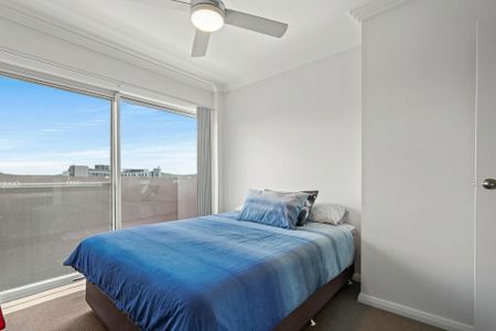 Modern Two-Bedroom Apartment with Stunning Views - Photo 4