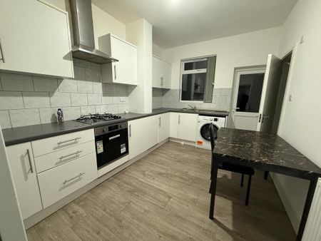 4 bedroom semi-detached house to rent - Photo 3