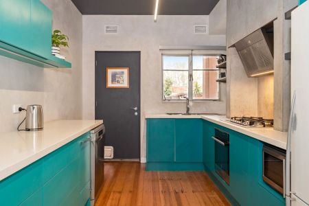 Spacious Three-Bedroom Home with Courtyard and Modern Comforts - Photo 4