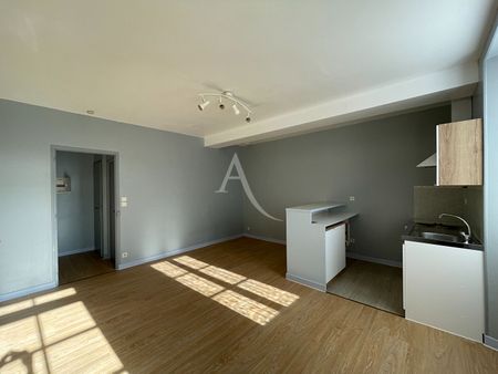 Location Appartement 1 pièce 29m² FONTENAY LE COMTE 85200 - Photo 3