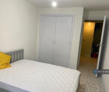 1 bedroom in a flat share to rent - Photo 4