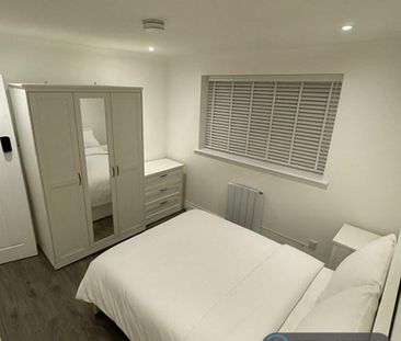 1 bedroom in a flat share to rent - Photo 2