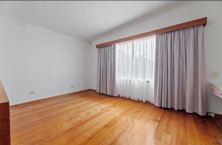 Four Bedroom Family Home With Valley Views - Photo 2