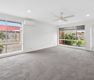 Freshly updated and ready to enjoy, - Photo 1