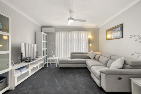 Modern, low-maintenance villa just minutes from the coast. - Photo 4