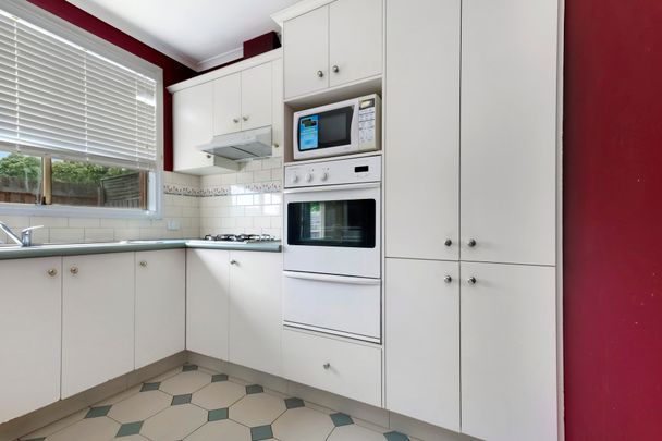 Spacious Three Bedroom Town House! - Photo 1