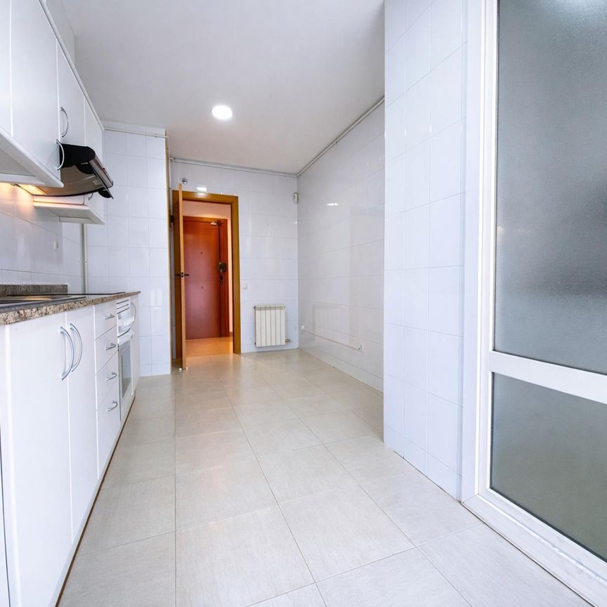 Ático con terraza de 80 m² y vistas al mar a 300 m de la playa de Montgat - Photo 1