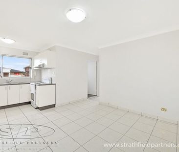 Modern unit, conveniently located - Photo 4