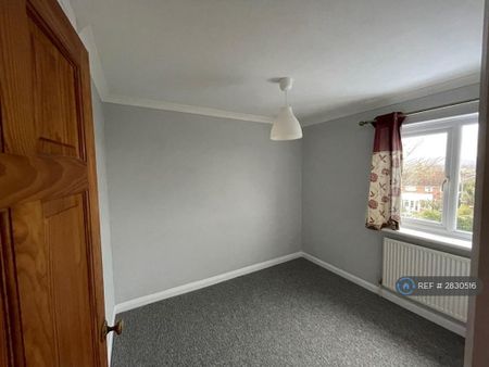 3 bedroom end of terrace house to rent - Photo 3