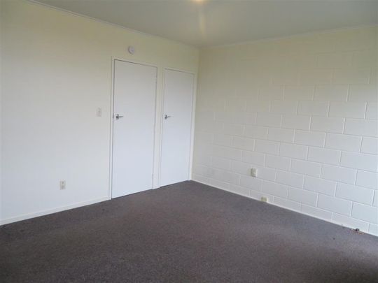 End Neat and Tidy bedsit - Photo 1