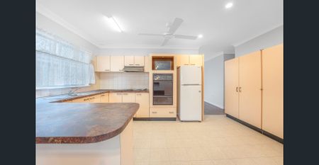 Three bedroom home moments from the beach - Photo 4