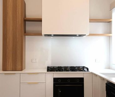 Style and Comfort, Fully Renovated & Architecturally Designed 4 Bed... - Photo 5