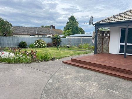 Double glazed home with fully fenced garden - Photo 5