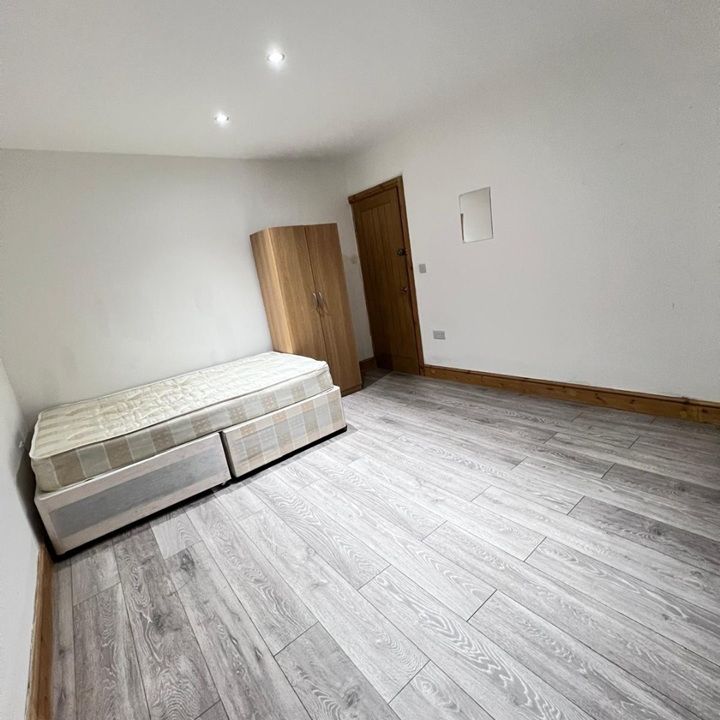 Room in a Shared House, Wyvenhoe Road, HA2 - Photo 1