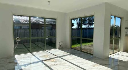 3 bedroom home with large backyard - Photo 2