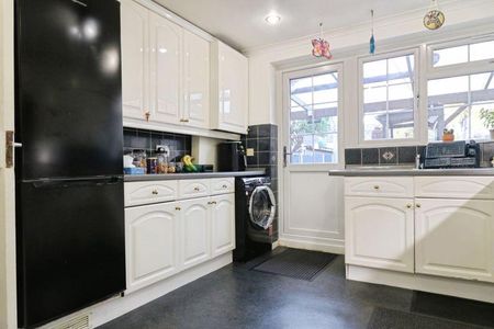 3 bedroom semi-detached bungalow to rent - Photo 2