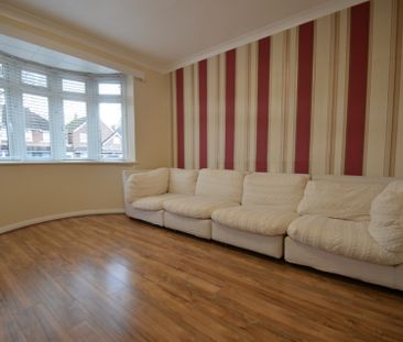 4 bedroom Detached house to rent - Photo 2