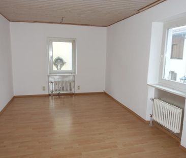 Buchbach: geräumige zentral gelegene 3-Zimmer-Wohnung, 1. OG, ohne ... - Photo 1