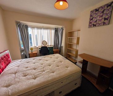 5 bedroom semi-detached house to rent - Photo 4