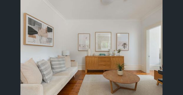 Charming one-bedroom home in a converted period mansion - Photo 1