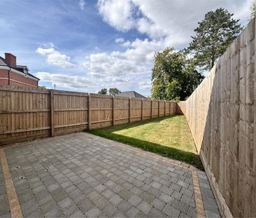 2 bedroom mews to rent - Photo 3