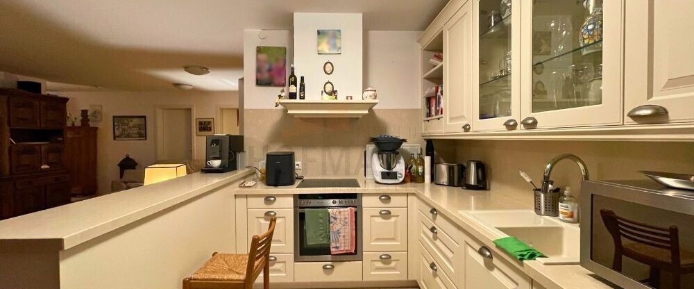 Herrliche Aussicht: Neuwertige 3 Zi-Wohnung mit Lift + Balkon, Einbauküche gegen Ablöse, ab März - Foto 1