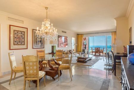 2 bedroom luxury Apartment for rent in Benahavís, Spain - Photo 3