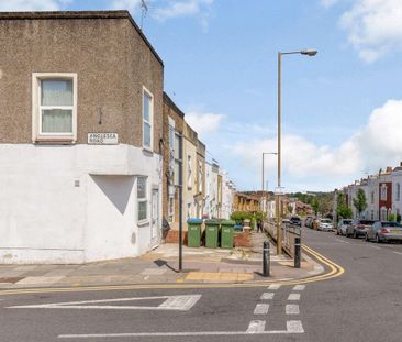 A spacious apartment available to rent in Woolwich, SE18. - Photo 3
