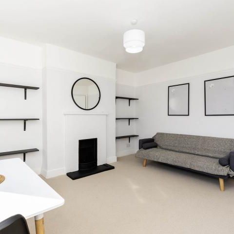 Bright and cosy two bedroom flat located in a lovely period conversion - Photo 1