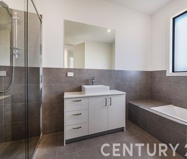 Modern Spacious Townhouse - Photo 3