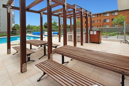 Well Maintained 1 Bed plus Study Desk and Parking! - Photo 4