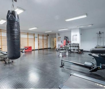 Luxury Apartment for rent in The Golden Mile, Marbella, Andalusia - Photo 2