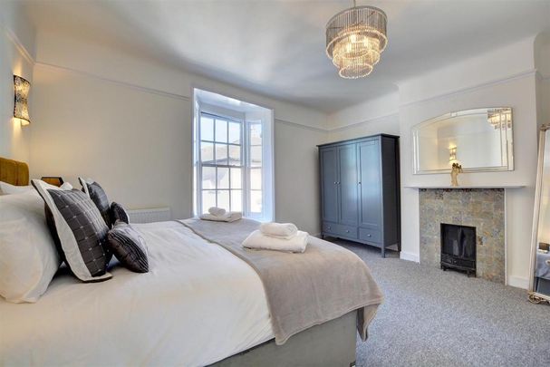 4 bedroom flat to rent - Photo 1