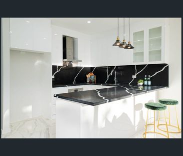 LUXE DESIGNER LIVING AND CONVENIENCE - Photo 5