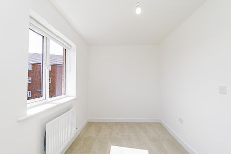 4 bedroom semi-detached house to rent - Photo 2