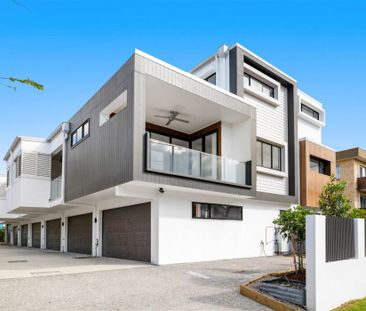 Three-storey Townhouse, Two Garage Spaces, Great Location - Photo 1