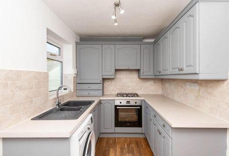 2 bedroom end of terrace house to rent - Photo 2