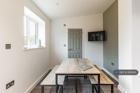 1 bedroom in a house share to rent - Photo 2