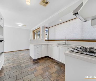 SPACIOUS, SINGLE LEVEL HOME - Photo 4