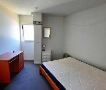 Large bedroom in 4 bedroom shared apartment. - Photo 3