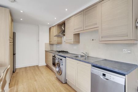 2 bedroom mews to rent - Photo 2