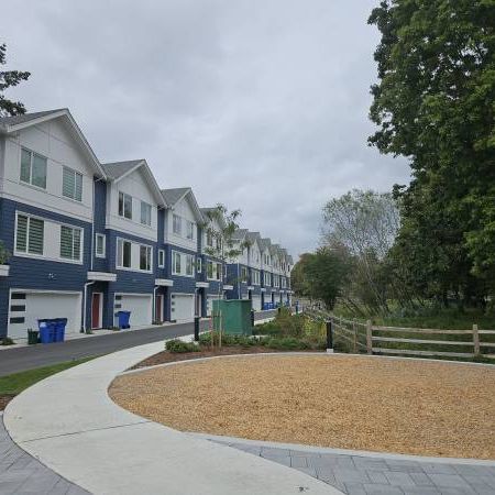 Luxurious 3-Story Townhouse for Rent Near Downtown Langley - Photo 1