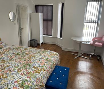 7 Bed Semi-Detached House, Dickenson Road, M13 - Photo 2